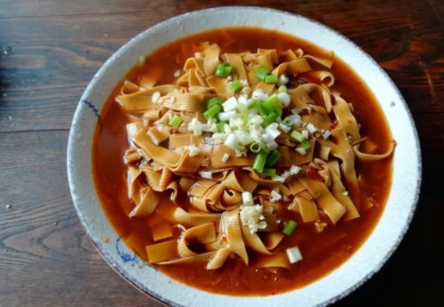 豆皮和白菜的完美搭配,虽然是素菜,吃起来比肉菜还香,百吃不腻