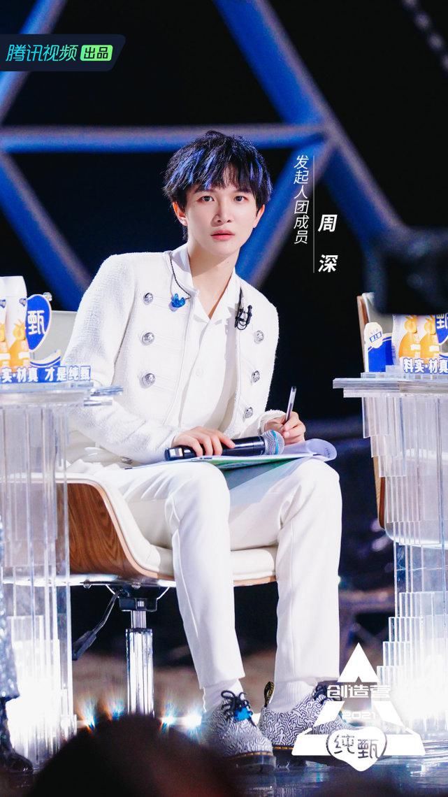 周深蓝发挑染彩虹衫首唱跳主题曲，本人调侃：声乐跟唱跳都没有命重要