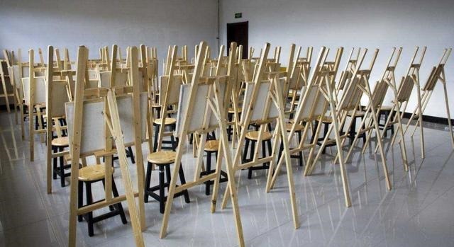 辣条$美术生“有多狠”,画辣条,画肘子,最后这个你能找出茬吗?