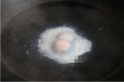 荷包蛋|水煮荷包蛋,千万不要水开下锅,多加这几步,鸡蛋圆嫩完整不出沫