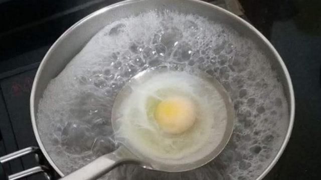 煮荷包蛋，学会这个方法，荷包蛋不散花，又圆又香又嫩