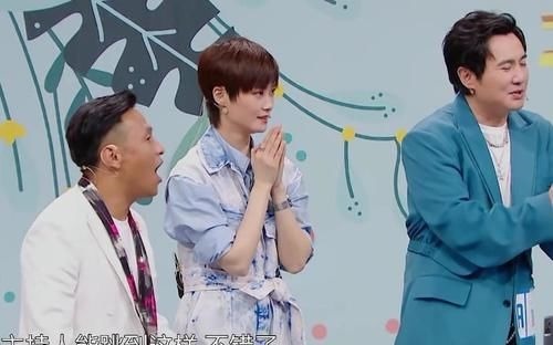 男嘉賓|關曉彤穿緊腿褲趴地上玩游戲，誰注意身后男嘉賓的表情？眼都看直了