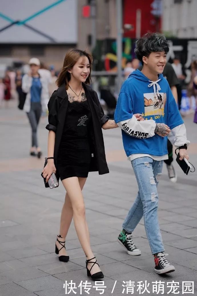 美女脚上踩着一双尖头的高跟鞋，气质中带着魅力的气息