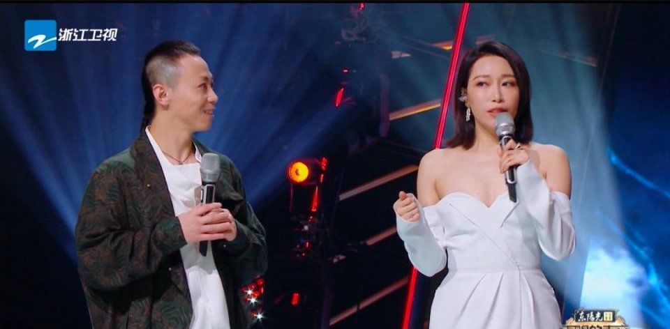 好声音 好声音冠军单依纯,季军潘虹先后登上《天赐的声音》,蓝台开窍了