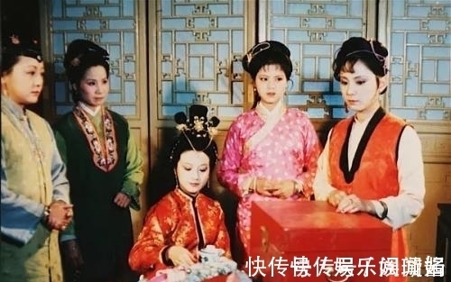 王熙凤#薛宝钗搬离蘅芜苑,探春为何会恶言相加,双手赞同让其赶紧搬走?