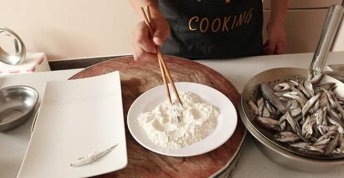 干炸|想吃“干炸小白条”别出去买了,大厨教你在家做,焦香酥脆吃过瘾