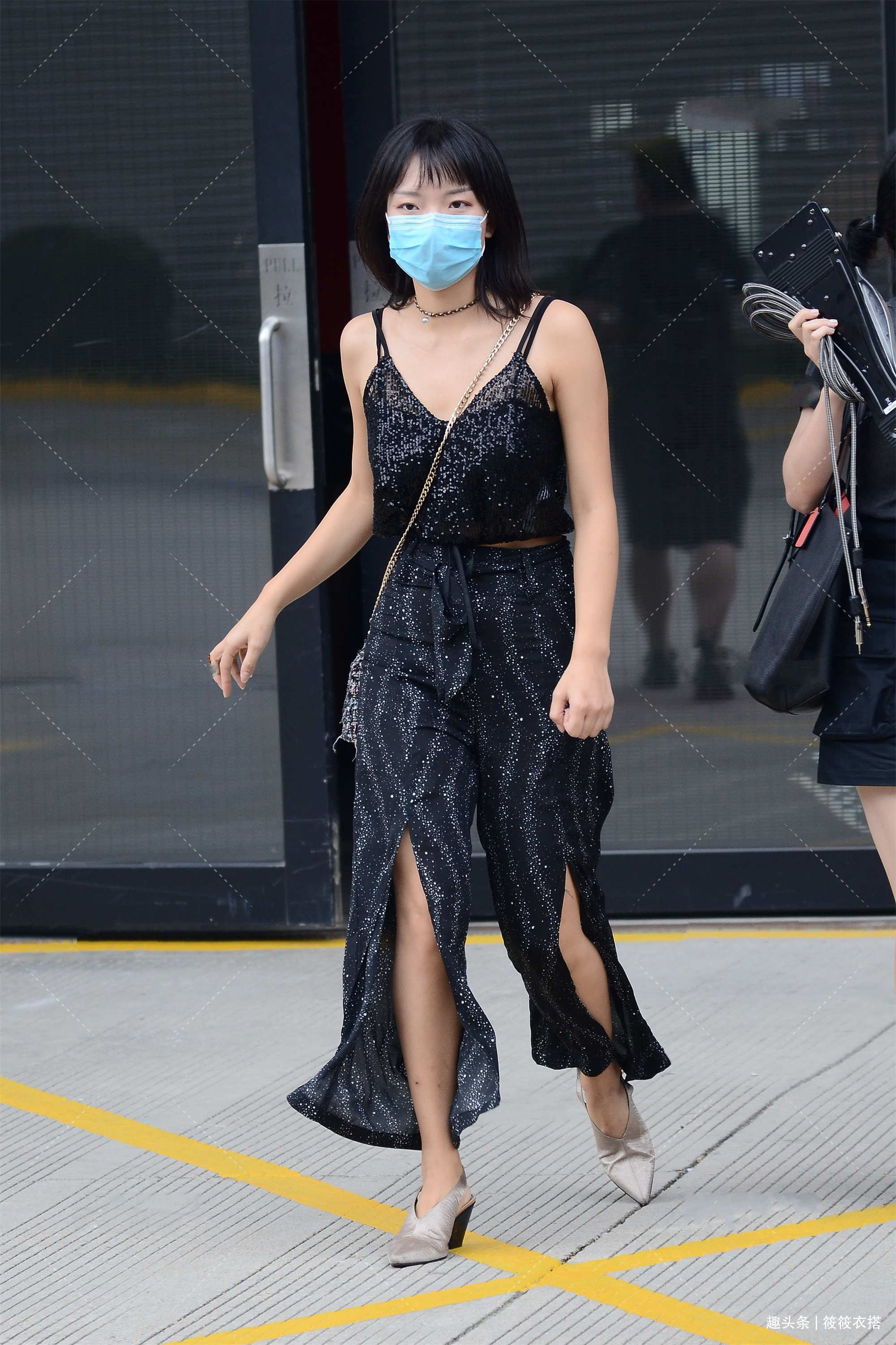 亮片装饰连体衣搭配一双银亮色高跟鞋，华丽高贵，穿上有气质