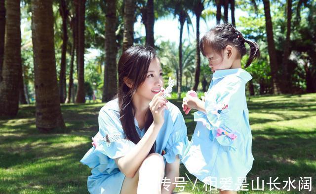 小紫|妈妈抱儿子出门,刚出小区就捂住孩子双眼,其他家长又学到一招