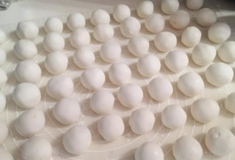 煮汤圆时,开水下锅还是冷水下锅?这样煮,汤圆不粘锅不露馅