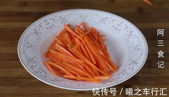 做法|白菜里加一把蘑菇，教你新做法，不炖不炒，太香了，出锅就扫光