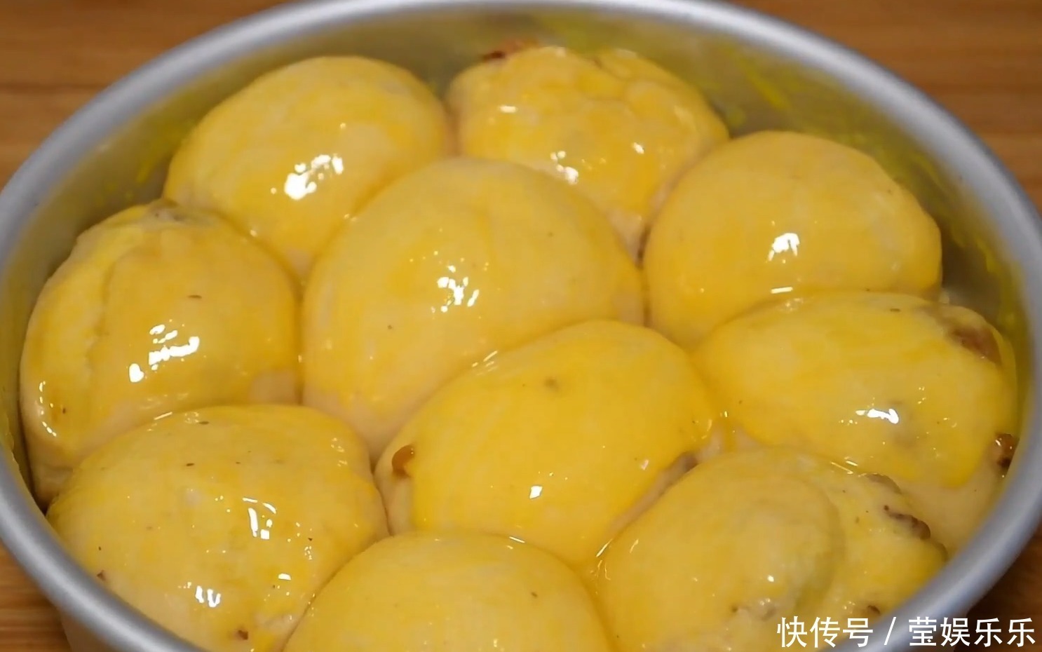 面团|1碗面粉,加4个鸡蛋,不用水,不用烤箱,教你做柔软香甜拉丝面包