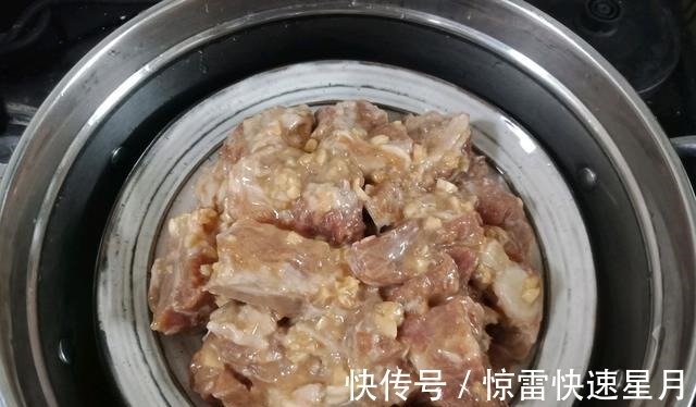 芋头|滋味鲜美的芋头蒸排骨，软糯香醇，一不留神就吃光了一盘！