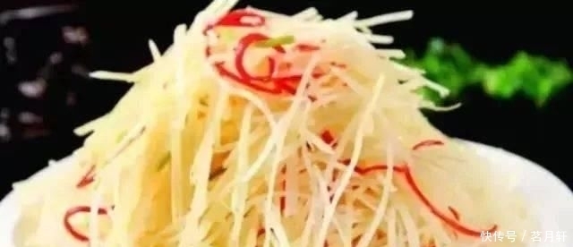 土豆丝|炒土豆丝时不要直接焯水,多做“这一步”土豆丝又亮又脆还入味
