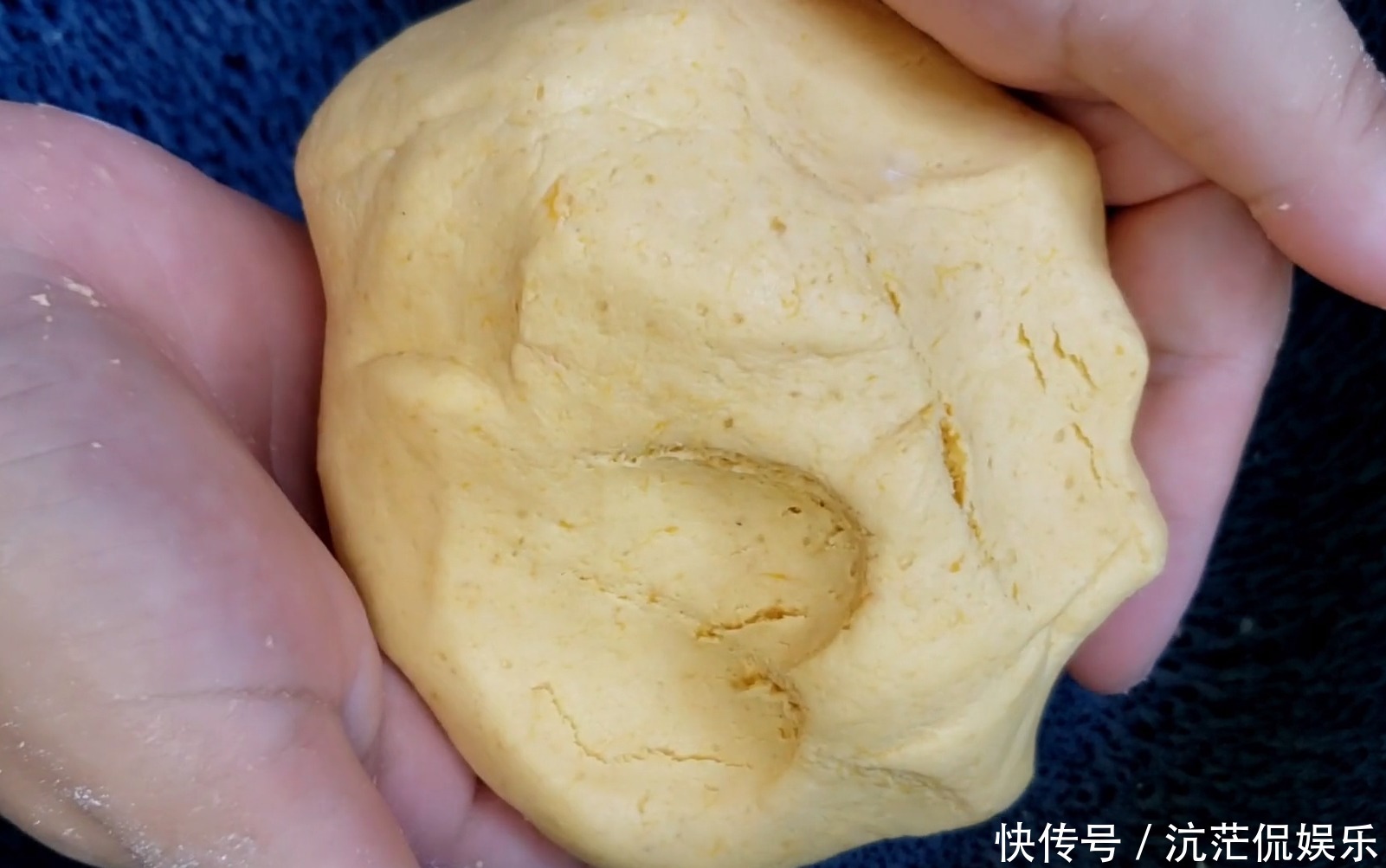  都是小时候|家庭版南瓜芝麻饼记住两个小技巧，香甜软糯又拉丝，比买的好吃