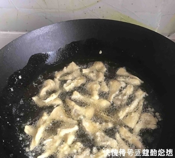 炸蘑菇时,直接用面粉或淀粉就下锅炸了?错!大厨教你正确做法
