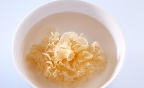 炖银耳要想出胶快又多，教你一招，炖出来黏稠又好喝