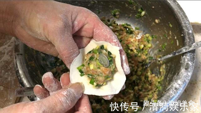 饺子|包韭菜饺子时，直接拌馅是大错特错！多加一步，韭菜翠绿、不出水