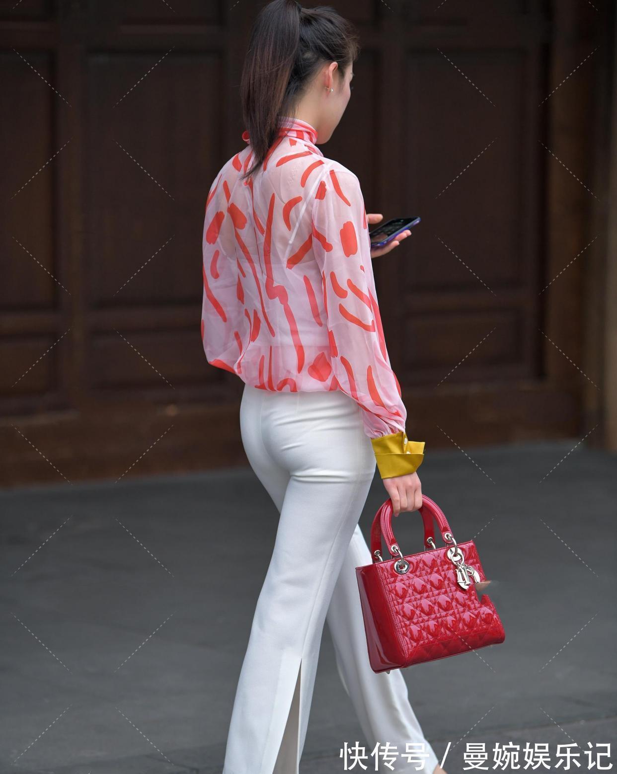 网纱 粉印花网纱与白色吊带搭配,吊带过于暴露,只穿一个网纱罩即可