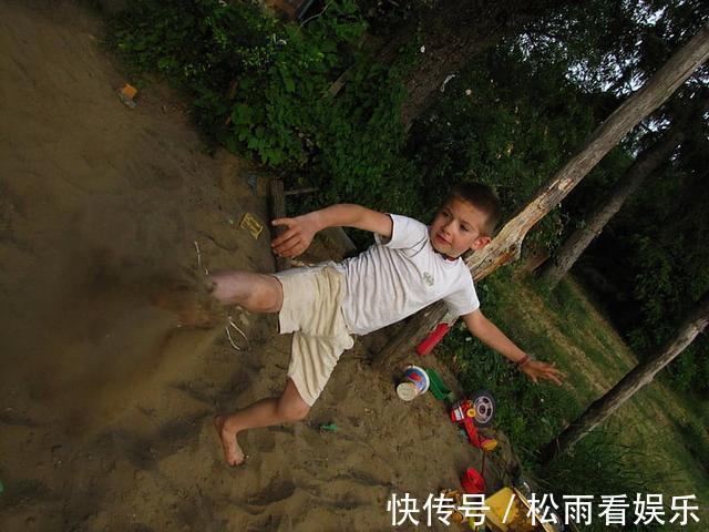 心理健康|妈妈,不买了,给弟弟买,别打了!妈妈失控,女儿痛哭