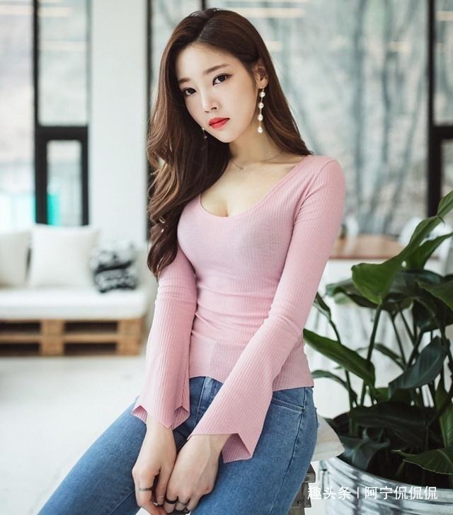 日常穿牛仔裤打底衫更显女性时尚感,显瘦又高挑