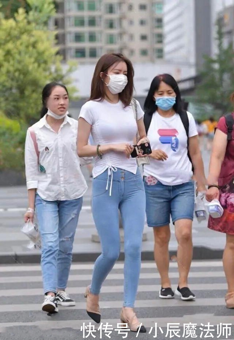 牛仔|路人街拍,格子衬衫搭配牛仔热裤,时尚又显纯美气质