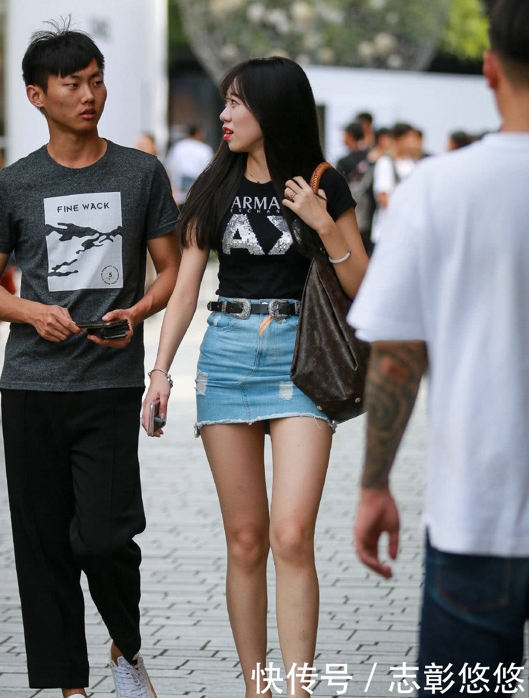 短裙|街拍:美女短袖搭牛仔小短裙,迷人的大长腿,身材曲线非常完美