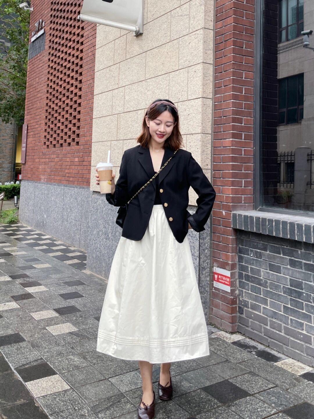 小个子|秋天就应该穿得洋气,绿色衬衫+牛仔背带裤优雅大方,超好看