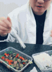 |搞笑GIF:来人啊有人要打我,没有三万我是起不来了!