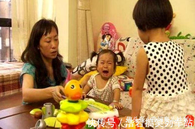 衣服|二胎宝妈直言:别给二宝穿旧衣服,父母省了钱,却“委屈”了孩子