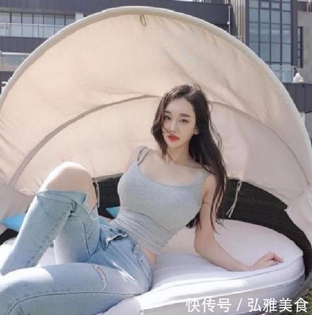 小姐姐 搭配紧身牛仔裤小姐姐,秀出小蛮腰,自信大方有个人魅力!