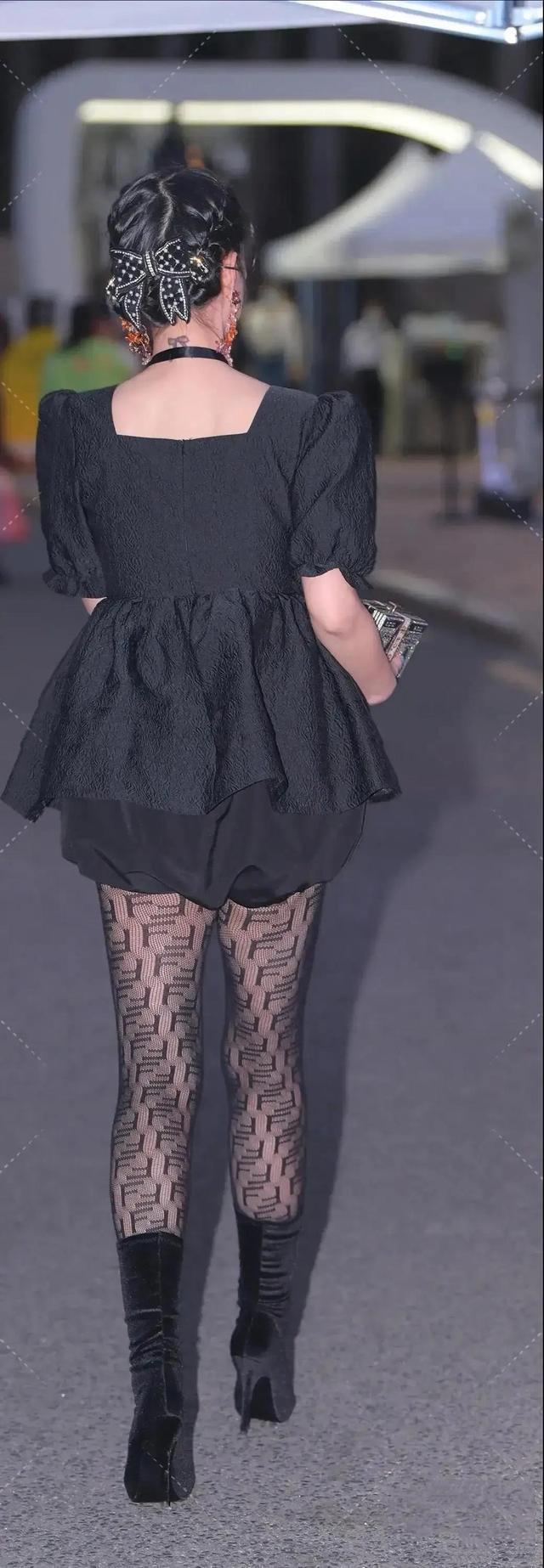 蓬松裙|美女街拍:宫廷风U领上衣,搭配黑色丝袜和短靴,复古中又带着几分妖艳性感