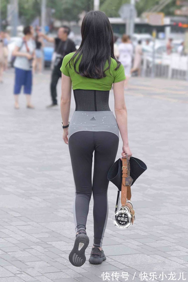 窈窕 独特优雅的打底裤装扮简约不失高端,勾勒出窈窕身姿,时尚成熟