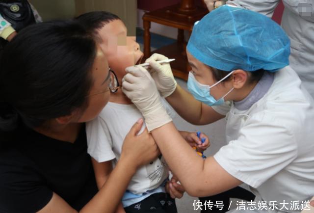 孩子被鱼刺卡喉怎么办吞饭、喂醋纯属害娃,正确做法就两步