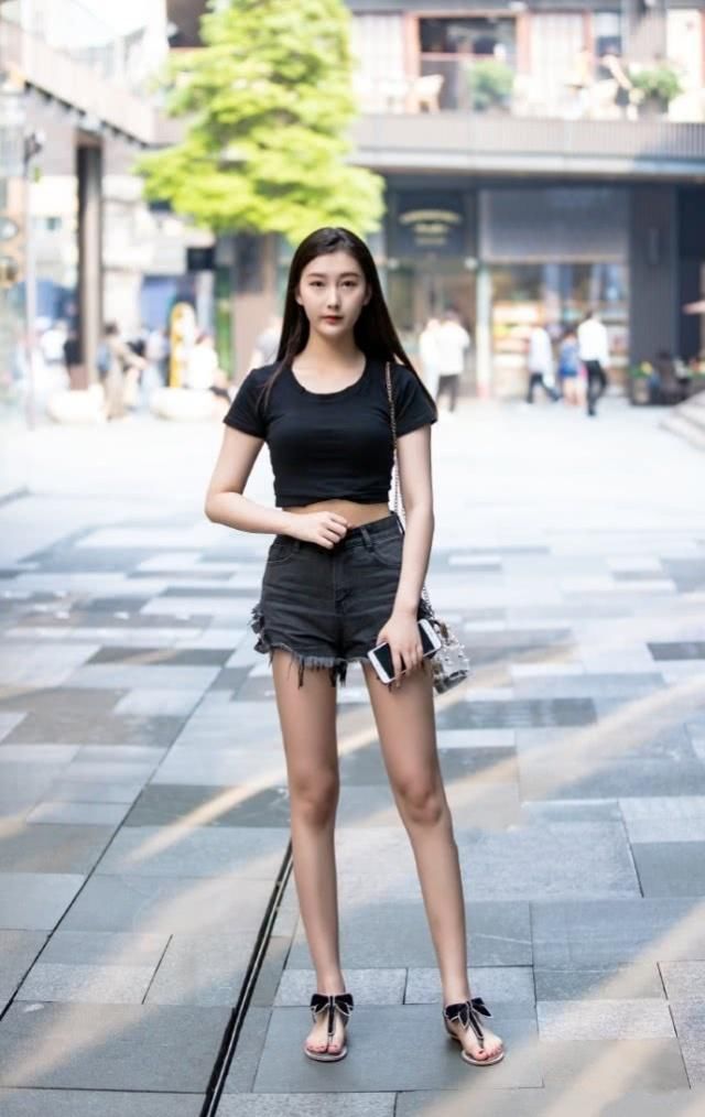清爽大方的短装搭配显活力十足，在帅气中更有几分时尚魅力