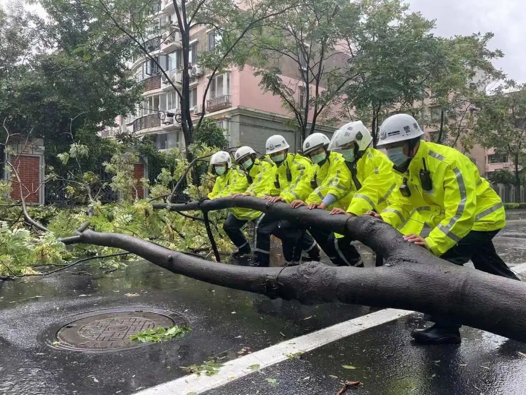 警情|台风暴雨突袭申城！ 上海公安民警雨中坚守岗位，守护城市安全