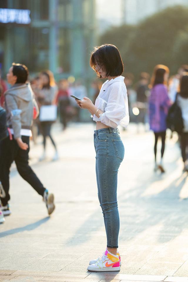 修身牛仔裤，配短款防晒上衣，朦胧美丽又显年轻活力，清新又靓丽