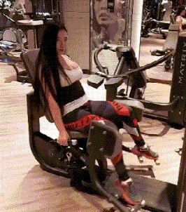 |搞笑GIF:看这熟练的程度 她们肯定不是第一次了