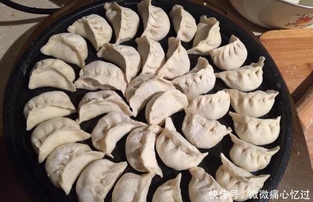 非洲人模仿中国人做饺子,看到成品后笑岔气!就算给我钱也不吃