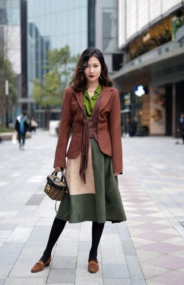 凸显|街拍:气质美女白色系的穿搭,清新唯美,凸显好身材