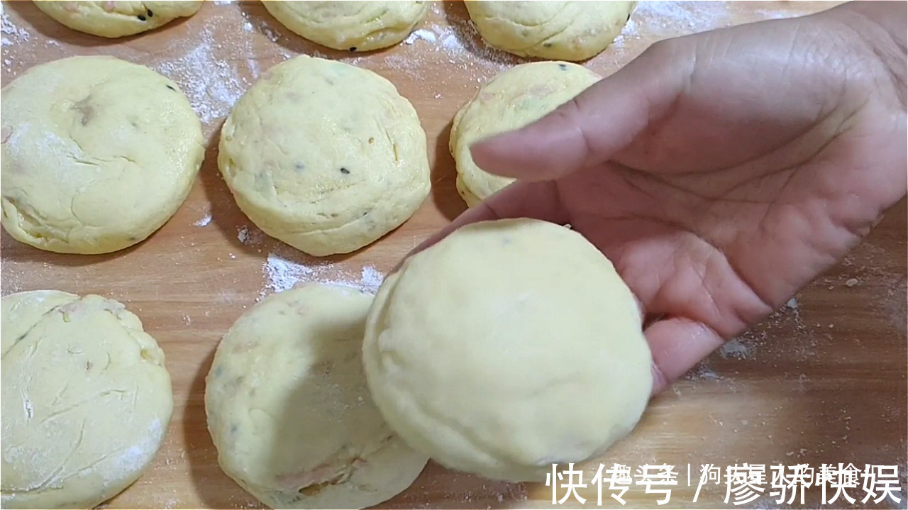 油酥|玉米面油酥饼做法,加多一种材料,口感丰富,吃着蓬松柔软,真香