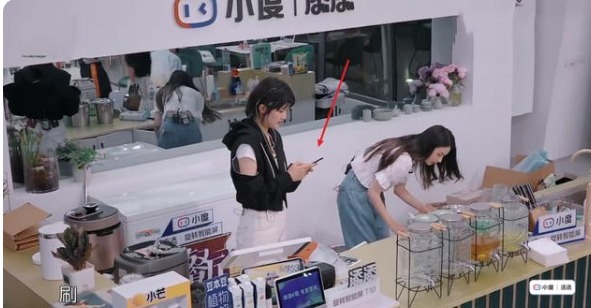 小龙虾|姚安娜在《中餐厅》“拈轻怕重”,其他成员喝茶,龚俊已忙活不停