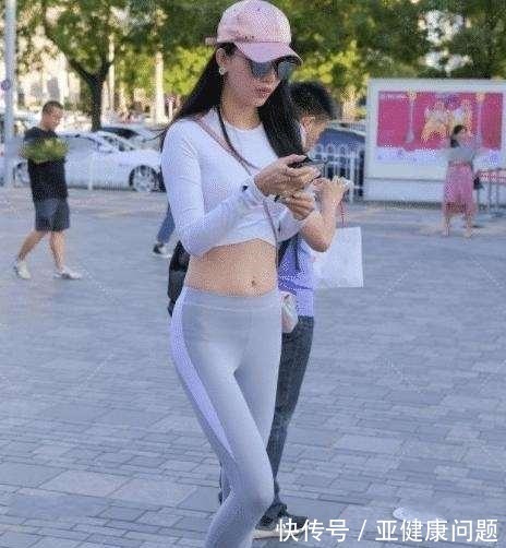 上衣 白色交叉上衣搭配灰色打底裤,舒服又个性,适合走休闲路线的女生!