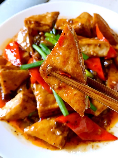 不粘|煎豆腐,直接用油煎就错了!多做一步,不粘锅不破皮,香嫩不易碎