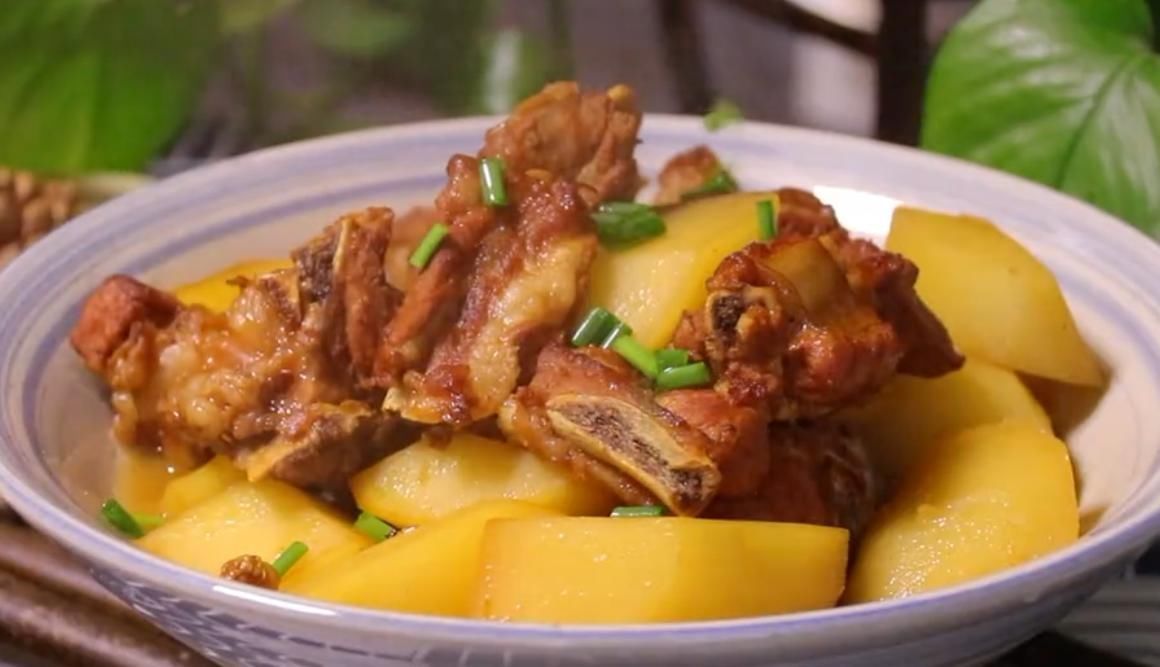  软绵|排骨与土豆是绝配，土豆软绵，排骨入口即化，好吃到停不下来