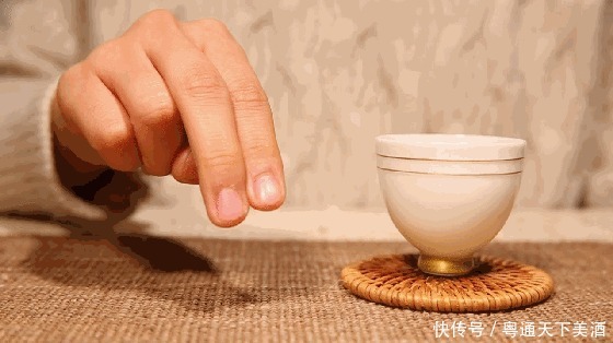 年会上那些酒桌礼仪小细节,你知道几个?这几个细节不要再忽略