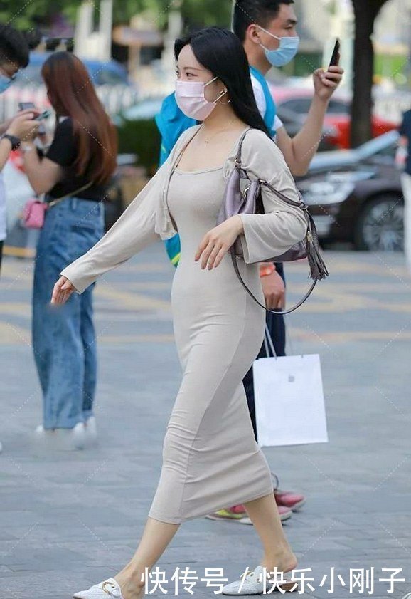 只需|小姐姐一袭米灰色连衣裙,看起来气场十足!