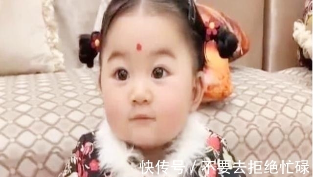 孩子|4岁女儿被送奶奶家生活,接娃时把妈妈看呆了,网友:太喜庆了