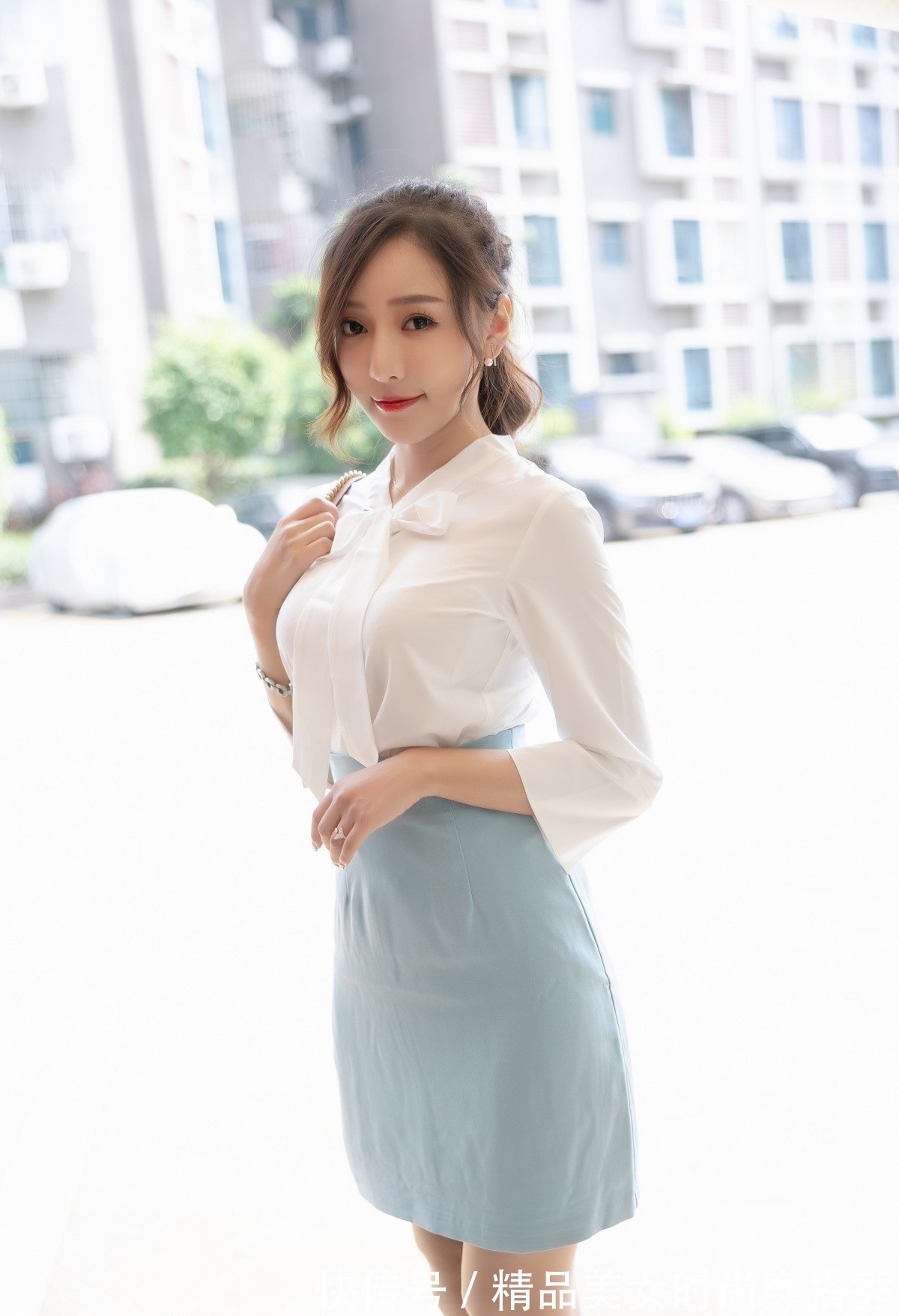 浅蓝色 知性又优雅的白色衬衫,下搭一条浅蓝色的高腰包臀裙,性感又迷人