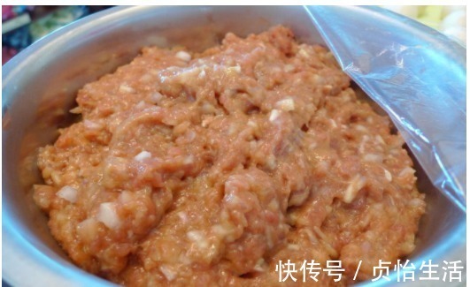 肉馅|拌肉馅时，先放油还是先放水？一步做对，肉馅鲜嫩多汁，香气扑鼻