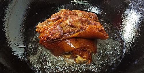 年夜饭“虎皮肘子”怎么做好吃？记住这2个诀窍，口感软烂味香